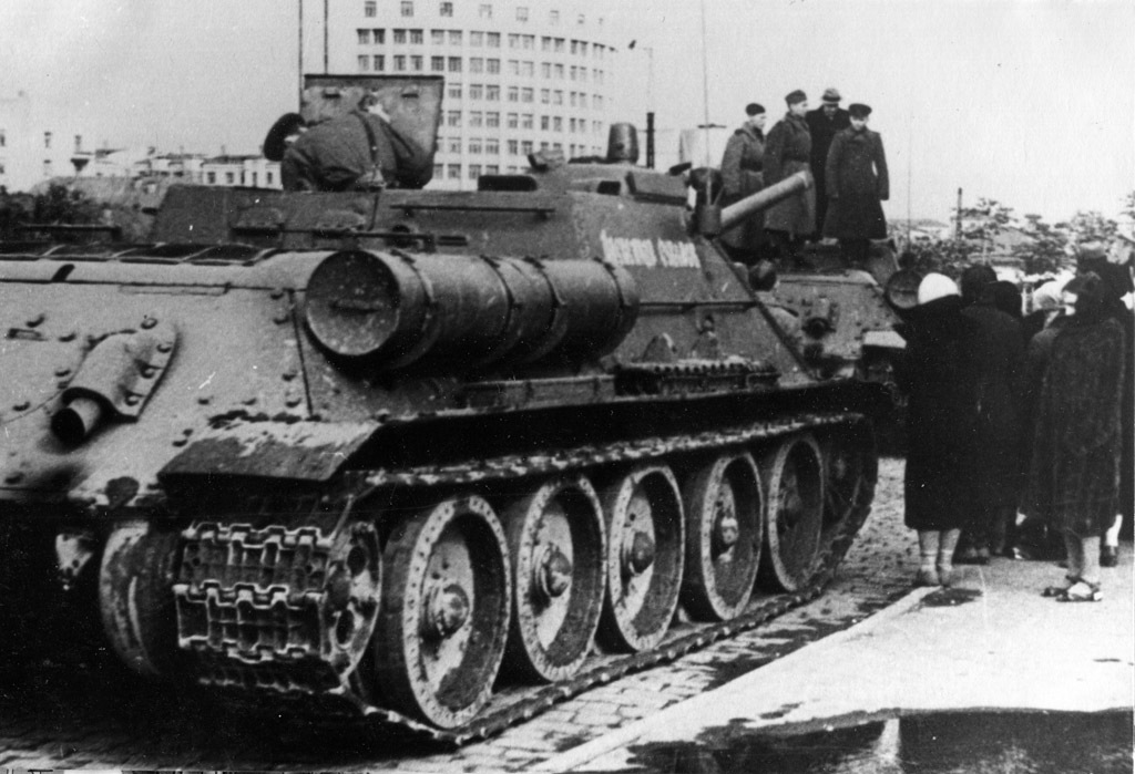 Погрузка ранних СУ-85. Свердловск, осень 1943 года