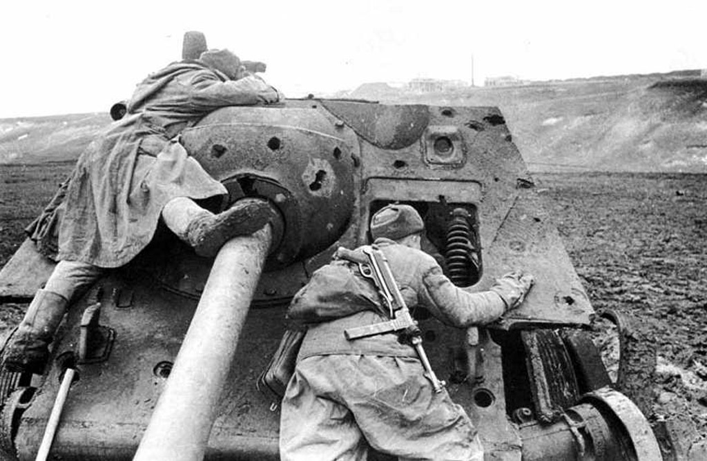 Разбитая СУ-85, начало 1944 года. Часто такой результат был следствием использования САУ в роли танков