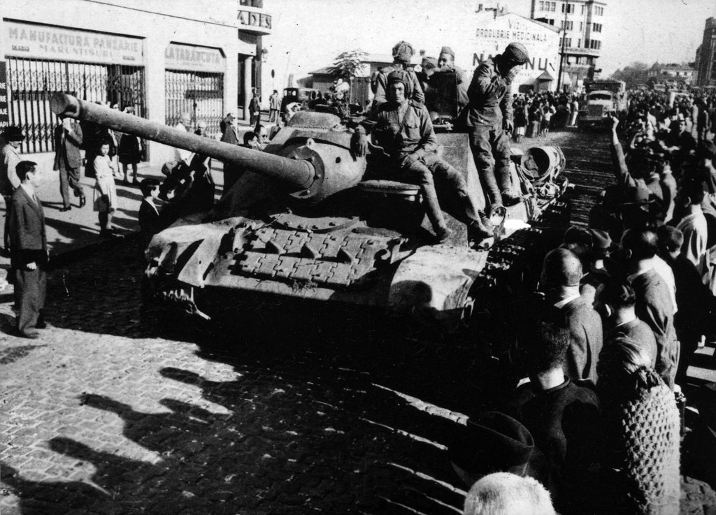 Советские самоходные установки в Бухаресте в конце августа 1944 года