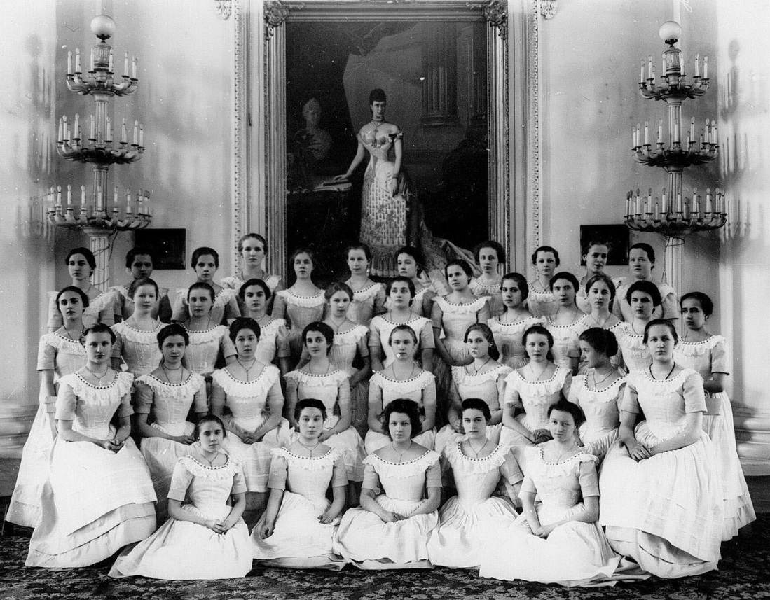 Группа воспитанниц Смольного института благородных девиц в бальных платьях