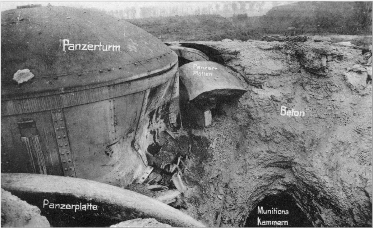 Результат попадания 420-миллиметрового снаряда в один из Антверпенских фортов. Двухметровое бетонное перекрытие пробито навылет, бронебашня смята как консервная банка.