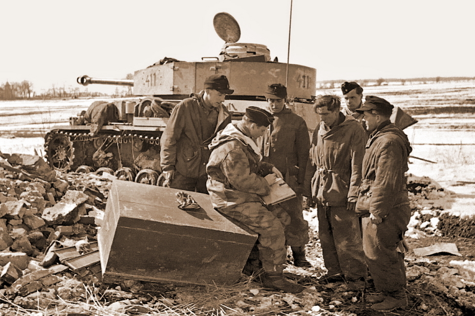 Экипажи 35-го танкового полка 4-й танковой дивизии вермахта на фоне Pz.Kpfw.IV Ausf.H. Район Ковеля, весна 1944 года