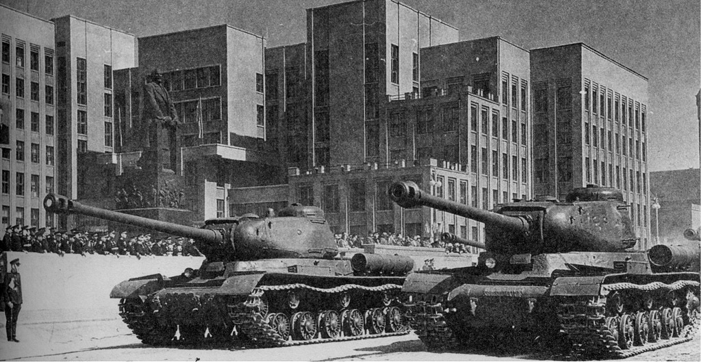 ИС-2 на параде в Минске в 1947 году. Справа идет танк выпуска февраля 1944 года с башней УЗТМ и орудием с поршневым затвором. Слева ИС-2 выпуска июня 1944 года. Обе машины имеют поручни на башне нового типа