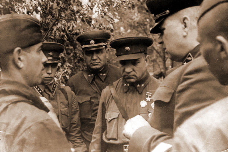 Командный состав 5-й танковой армии во главе с командармом генерал-майором А.И. Лизюковым. Лица генералов и офицеров соответствуют боевой обстановке лета 1942 года