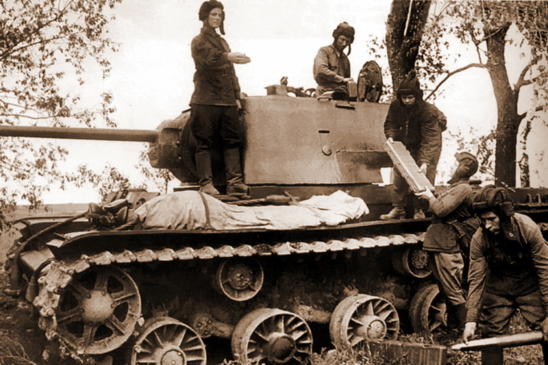 В промежутке между боями экипаж КВ-1 загружает боекомплект, лето 1942 года