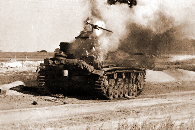 Горящий немецкий танк Pz.Kpfw.III, лето 1942 года