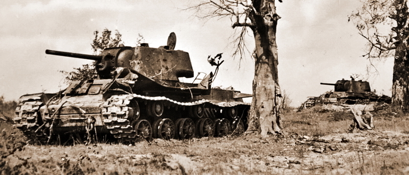 Два подбитых танка КВ-1, лето-осень 1942 года