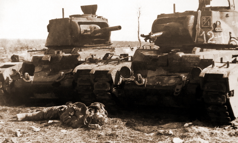 Две «Матильды» и погибший танкист. У обоих танков повреждены стволы орудий
