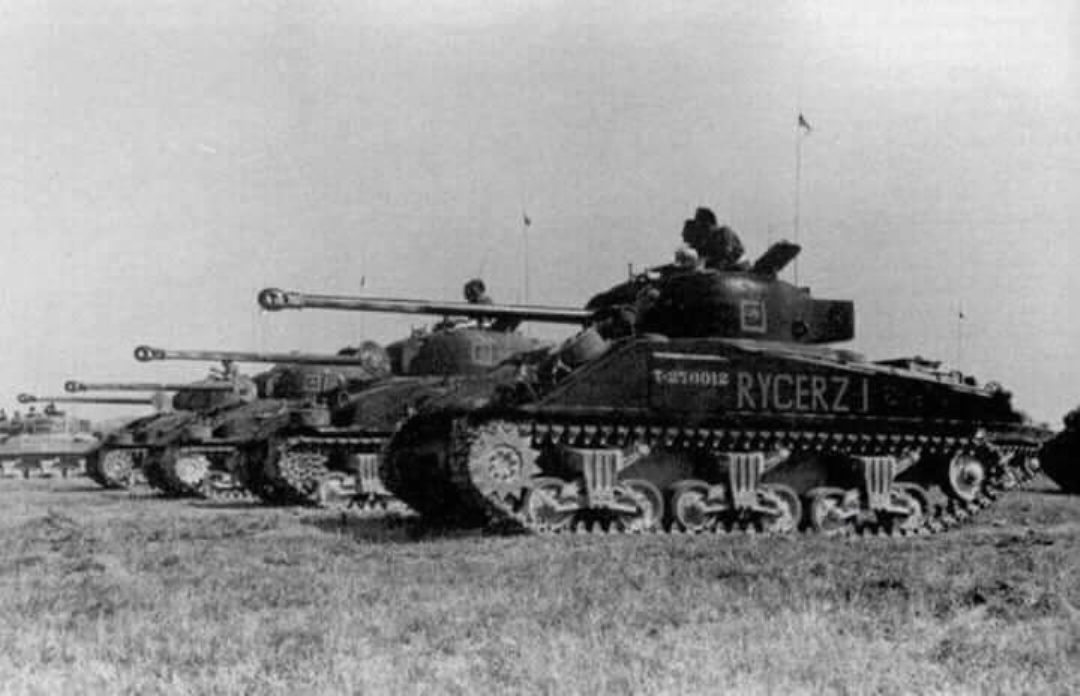 Танк Sherman Ic с личным именем Rycerz I («Рыцарь I»). На заднем фоне видны Sherman Ic с гибридным корпусом