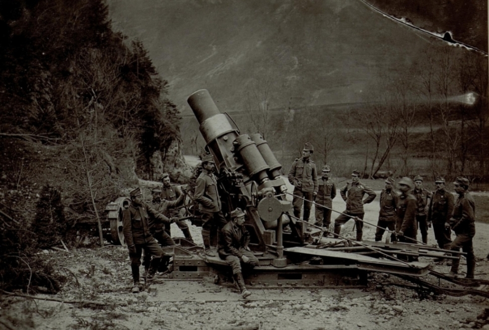 Благодаря большому углу возвышения 305-мм мортиры оказались идеальными для войны в горах