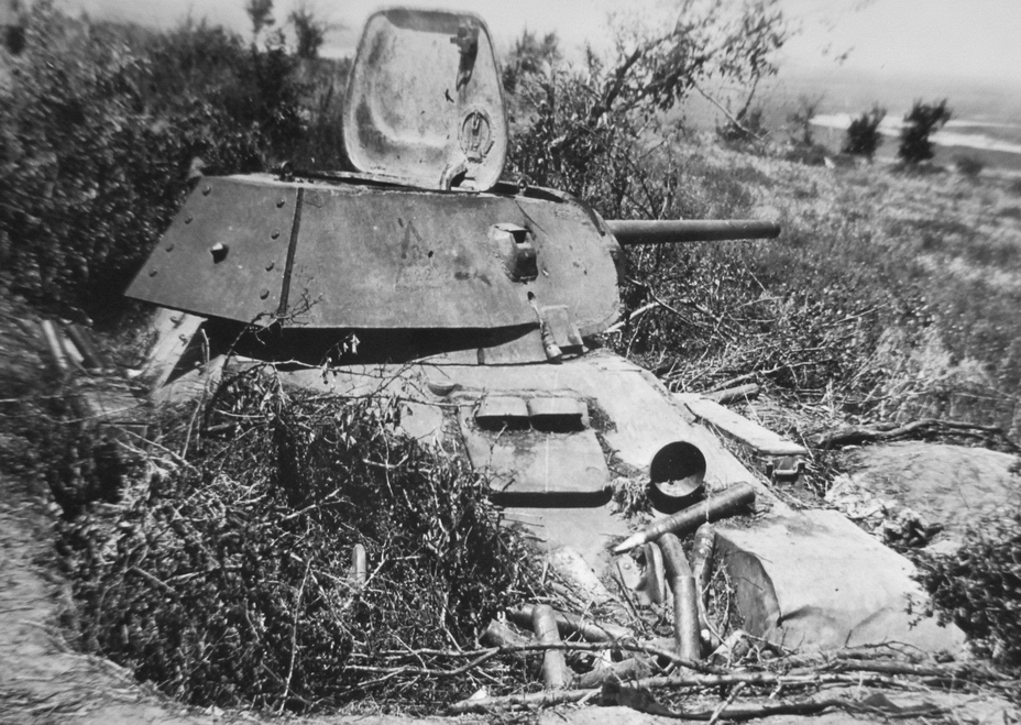 Подбитый на огневой позиции Т-34, лето 1942 года