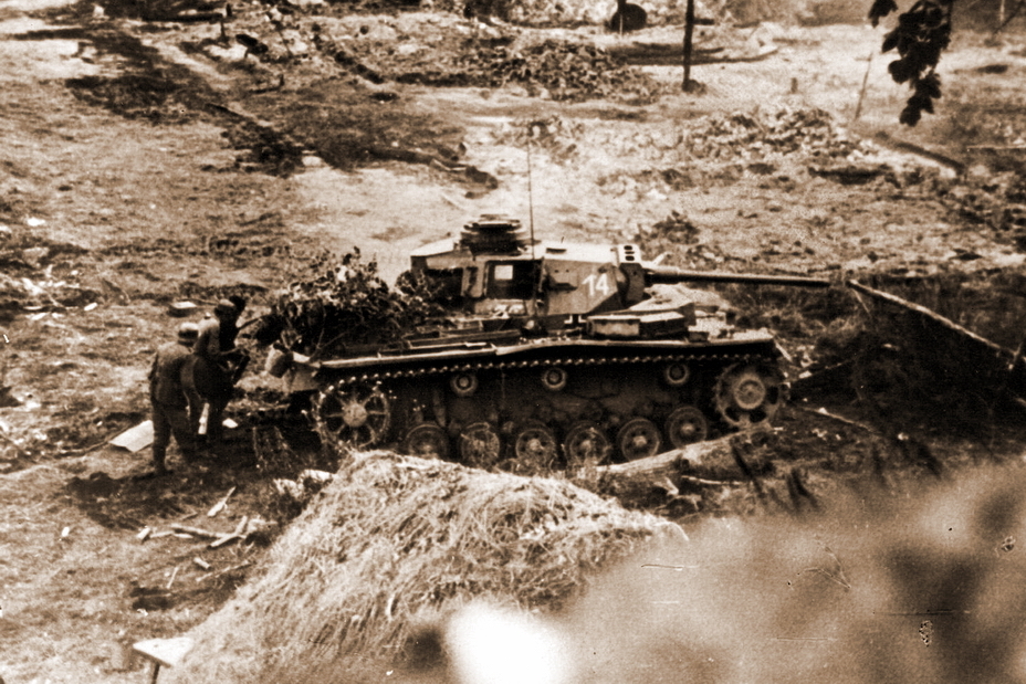Немецкий танк Pz.Kpfw.III Ausf. L ведёт бой в деревне, лето 1942 года