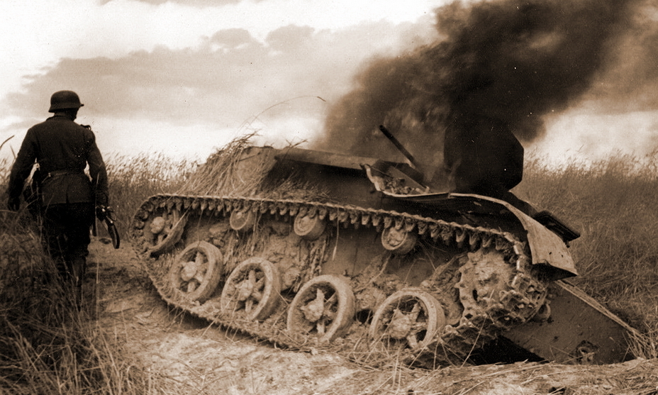 Немецкий пехотинец проходит мимо горящего Т-60
