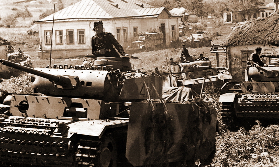 Экранированные средние танки Pz.Kpfw.III движутся через село, запруженное немецкими войсками. Операция «Цитадель», июль 1943 года