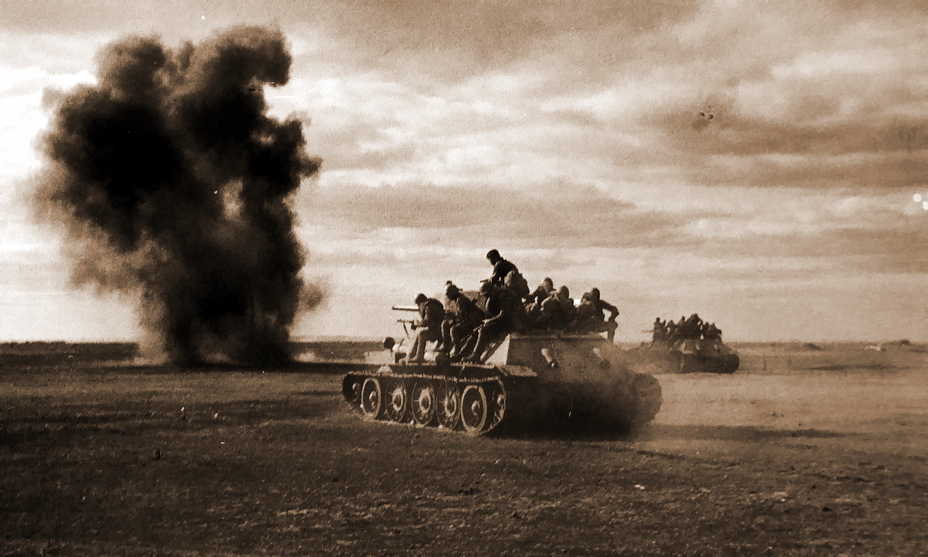 «Тридцатьчетвёрки» с десантом на броне идут в атаку по выжженной солнцем степи. Курская дуга, лето 1943 года