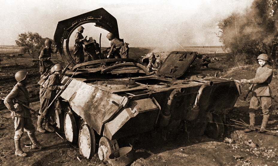 Советские пехотинцы рассматривают уничтоженный взрывом Pz.Kpfw.V «Пантера». Курская дуга, лето 1943 года