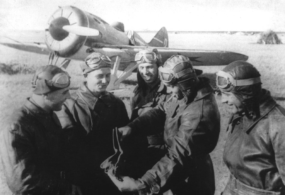 Летчики 22-го ИАП. Второй справа - Виктор Рахов