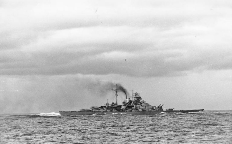  Линкор "Bismarck" в море