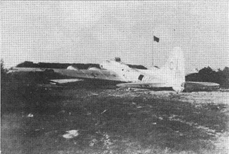 В-17 № 46316 из 358 BS 303 BG на месте вынужденной посадки. В таком виде американские самолеты находили ремонтные бригады. Первое, что они делали, это наносили поверх опознавательных знаков США красные звезды