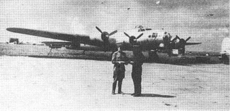В-17 на аэродроме в Казани В-24 на аэродроме в Казани. Слева – инженер 890 АП Ф. В. Дюжев. 1948 г