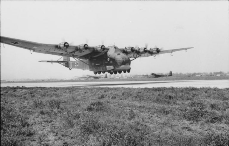 Транспортный самолёт Messerschmitt Me-323A “Gigant” заходит на посадку, 1943 г.