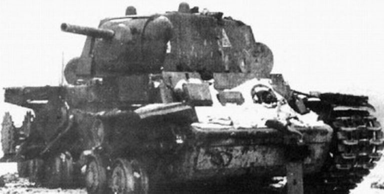 КВ-6 без огнемёта, "с заплаткой" на месте коробки под огнемёт, потерянный в боях под Ленинградом. 1941г.
