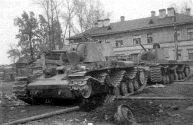 Захваченный немцами КВ-6 под Стрельной, ожидает ремонта.