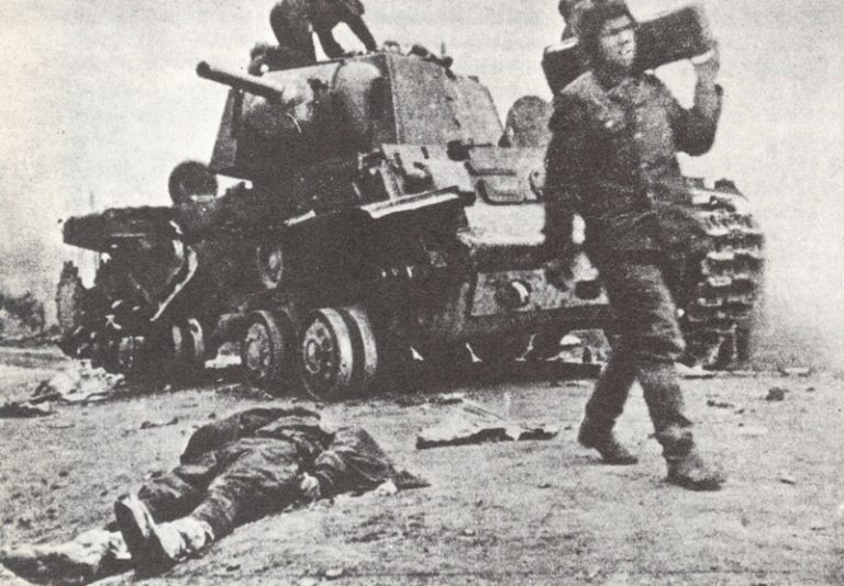 Ремонтировать КВ-6, немцы предложили нашим пленным танкистам. С использованием запчастей от других подбитых 30 танков КВ-1 и КВ-6, 124 отб.