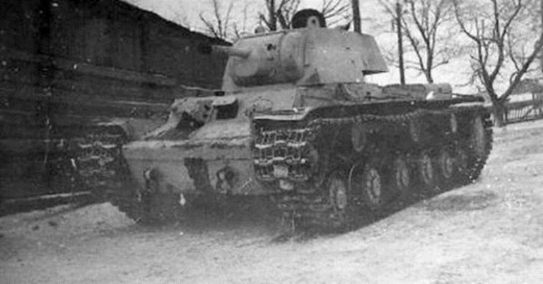 Тот-же Pz.Kpfw. KV-1A 753 (r) "Flamm" в белом камуфляже. По потёкам видно, что немцы испытывали огнемёт. Стрельна. 1942 год.