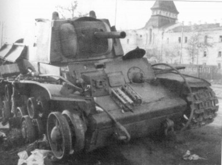 КВ-6 потерянный в боях за пос. Стрельна. Ленинград. 1941 год.