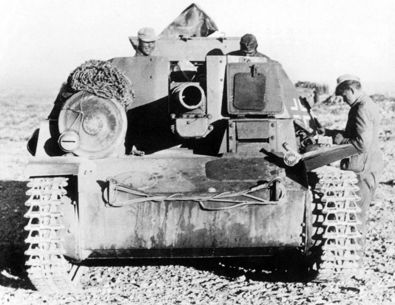 Вид спереди, хорошо виден люк механика-водителя. Смотровой прибор, по сравнению с Pz.Kpfw.II Ausf.F, изменен