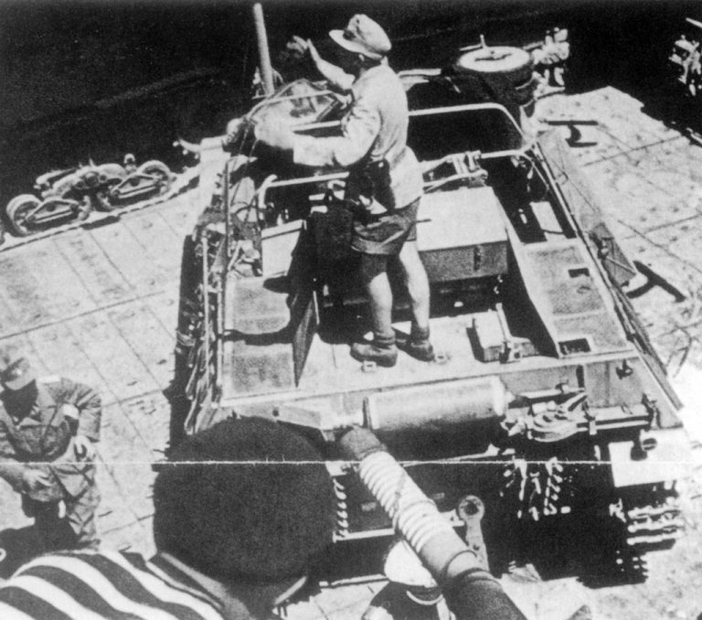 Разгрузка 15 cm sIG 33 B Sfl в порту, начало 1942 года