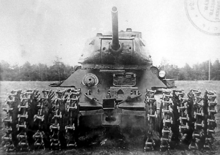 Танк Т-34-85 оснащенный катковым минным тралом ПТ-3.