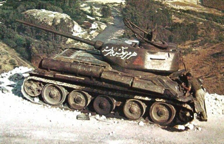 Сирийский Т-34-85, подбитый на Голанских высотах в 1967 году. На командирской башенке смонтирован специальный кронштейн для зенитного пулемета ДШК.
