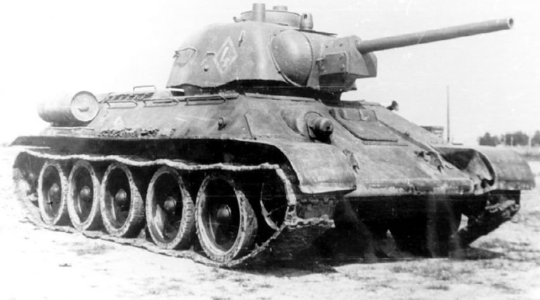 Огнеметный танк ТО-34 во время испытаний на полигоне в Кубинке. 1944 год.