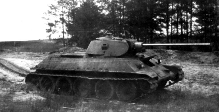 Танк Т-34 с 57-мм пушкой ЗИС-4 во время испытаний на Софринском полигоне. Лето 1941 года.