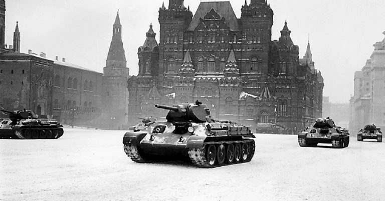 Тридцатьчетверки» 33-й танковой бригады проходят по Красной площади. Москва, 7 ноября 1941 года.