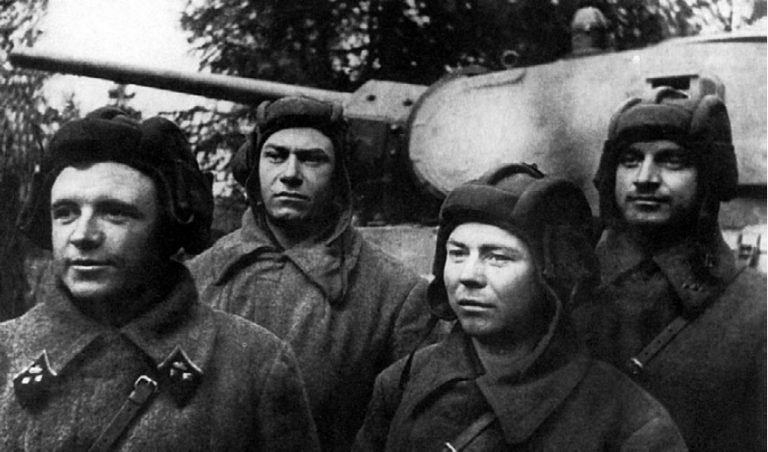 Экипаж Дмитрия Лавриненко (крайний слева) у своего танка. Осень 1941 года.