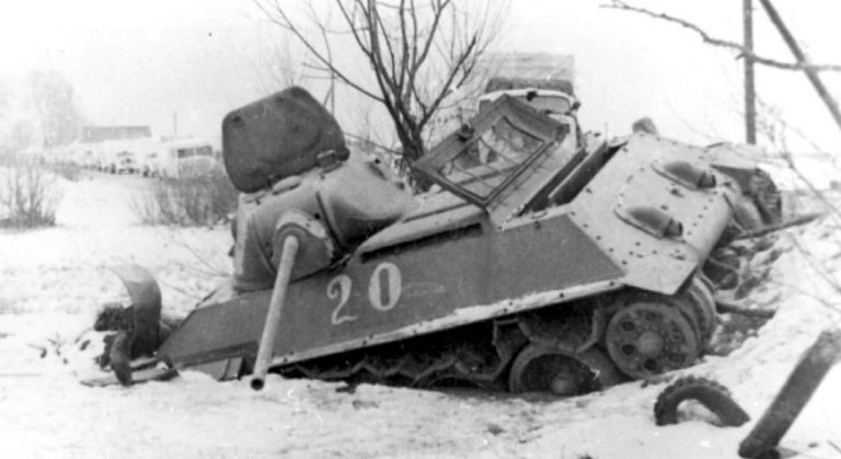 «Танк-истребитель» Т-34 с пушкой ЗИС-4, подбитый на подступах к Москве. 21-я танковая бригада, 1941 год.