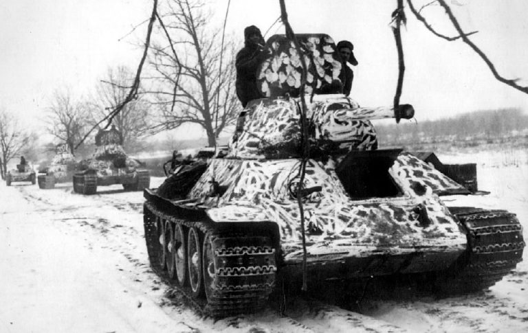 Танки Т-34, в любопытном зимнем камуфляже. Западный фронт, январь 1941 года.