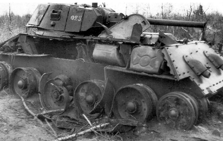 Один из недостатков компоновки танка Т-34 — размещение топливных баков по бортам боевого отделения. Взрыв паров солярки был настолько сильным (взрывались только пустые баки), что оказался роковым для этого танка. У машины оторвало по сварке весь левый верхний бортовой лист корпуса.