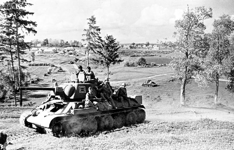 Танки Степного фронта на марше. 1943 год.