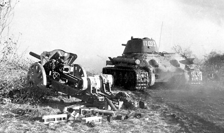 Танк Т-34 «утюжит» немецкую артиллерийскую батарею. Судя по положению станин 105-мм гаубицы, ее расчет пытался покинуть позицию, но сделать этого не успел.  Центральный фронт, 1943 год.