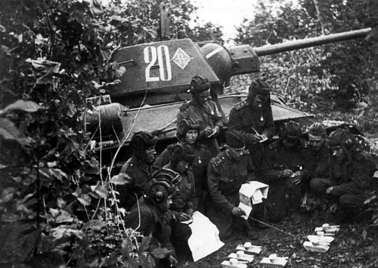 Командиры танков 22-й танковой бригады 6-го танкового корпуса получают боевое задание. Воронежский фронт, лето 1943 года.
