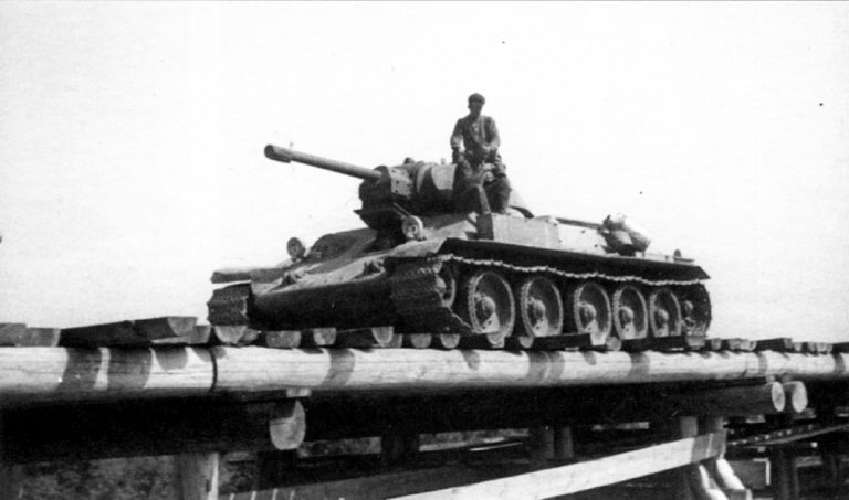 Захваченный немцами брошенный танк Т-34