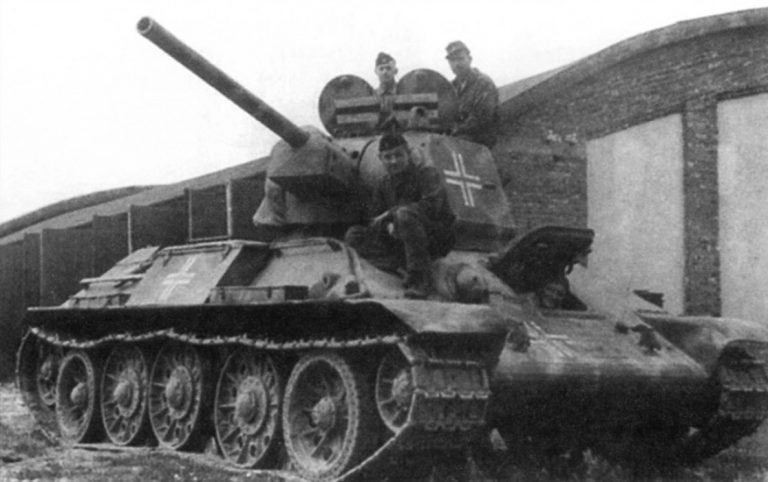 Т-34 дивизии СС «Дас Райх» во дворе Харьковского тракторного завода