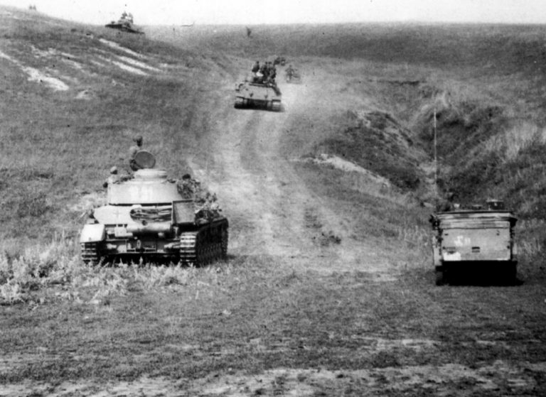 Уникальное фото, датированное июнем 1943 года, — на заднем плане танки Т-34 дивизии СС «Дас Райх», выдвигающиеся к фронту