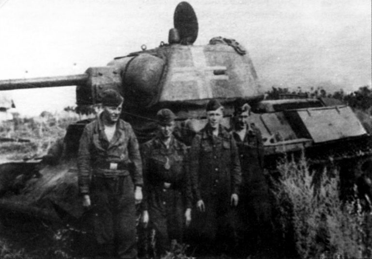 Экипаж позирует перед Т-34, предположительно из 10-й роты 3-го танкового батальона.