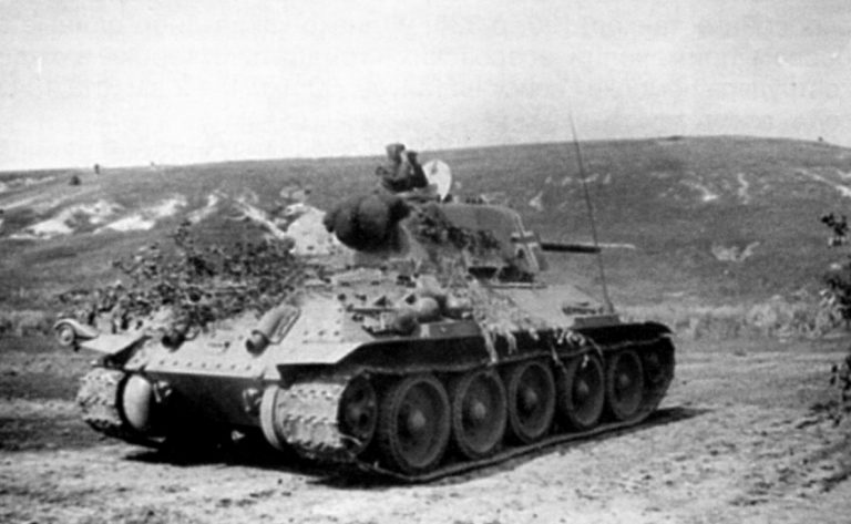Командир танка осматривает поле боя в поисках противнику. Курская дуга, лето 1943 года