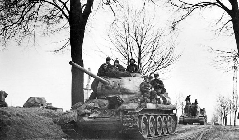 Танки Т-34-85  подразделения  гвардии капитана  Моськина.  1-й Украинский  фронт, апрель  1945 го